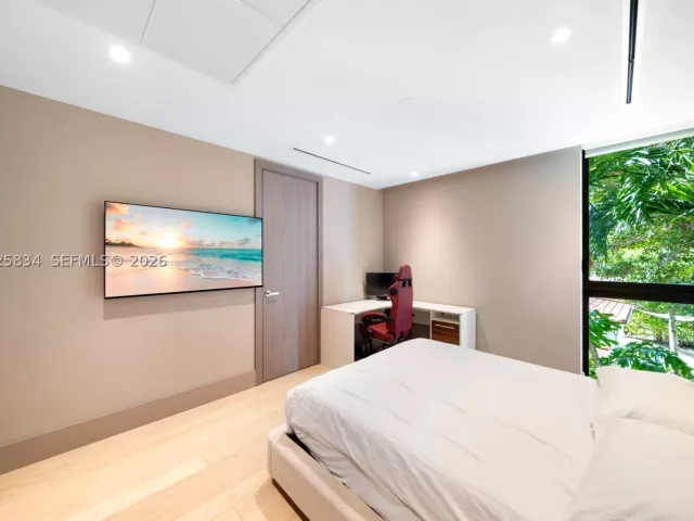 5-bedroom home for sale in Key Biscayne - 571 Glenridge Rd - MondialRealty