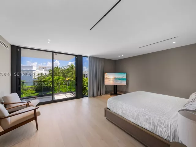 5-bedroom home for sale in Key Biscayne - 571 Glenridge Rd - MondialRealty