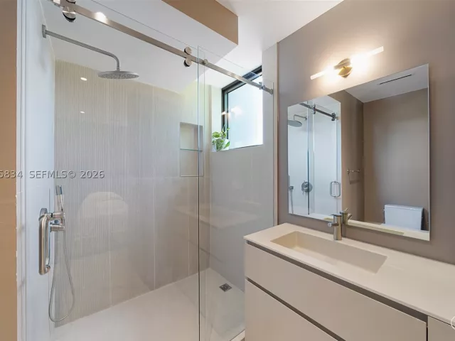5-bedroom home for sale in Key Biscayne - 571 Glenridge Rd - MondialRealty