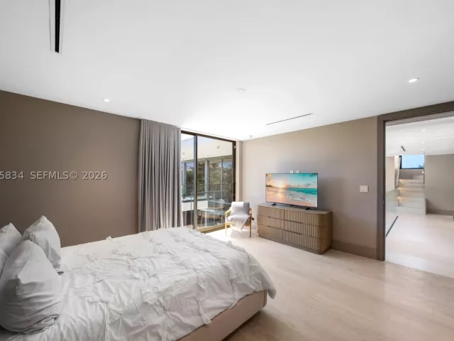 5-bedroom home for sale in Key Biscayne - 571 Glenridge Rd - MondialRealty