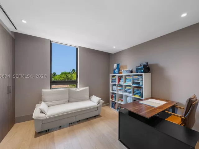 5-bedroom home for sale in Key Biscayne - 571 Glenridge Rd - MondialRealty