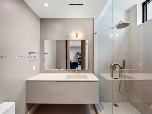 5-bedroom home for sale in Key Biscayne - 571 Glenridge Rd - MondialRealty