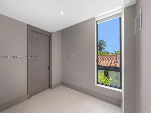 5-bedroom home for sale in Key Biscayne - 571 Glenridge Rd - MondialRealty