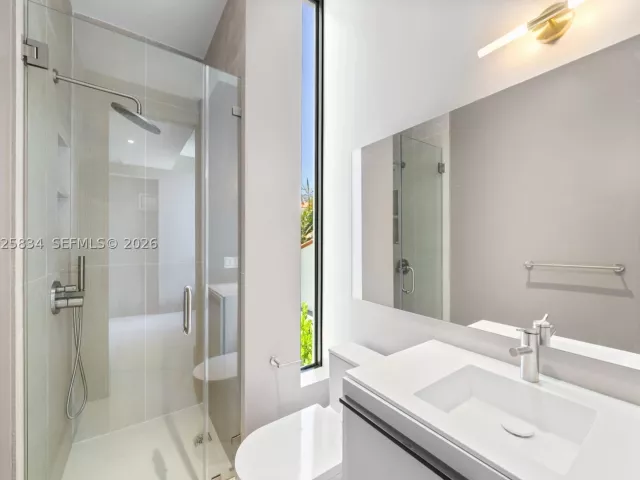 5-bedroom home for sale in Key Biscayne - 571 Glenridge Rd - MondialRealty
