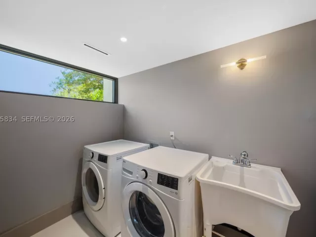 5-bedroom home for sale in Key Biscayne - 571 Glenridge Rd - MondialRealty