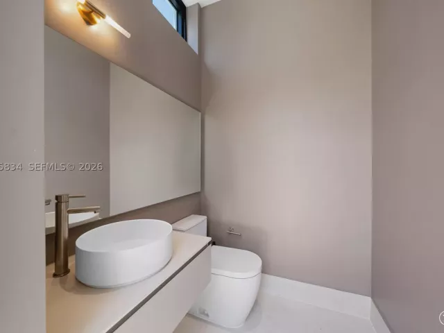 5-bedroom home for sale in Key Biscayne - 571 Glenridge Rd - MondialRealty