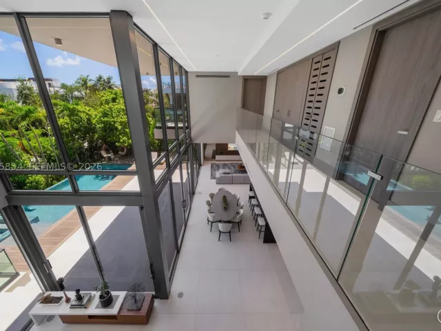 5-bedroom home for sale in Key Biscayne - 571 Glenridge Rd - MondialRealty