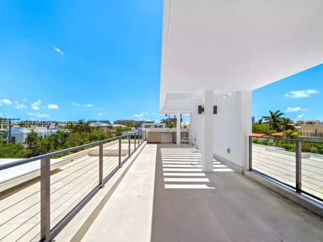 5-bedroom home for sale in Key Biscayne - 571 Glenridge Rd - MondialRealty