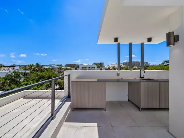 5-bedroom home for sale in Key Biscayne - 571 Glenridge Rd - MondialRealty