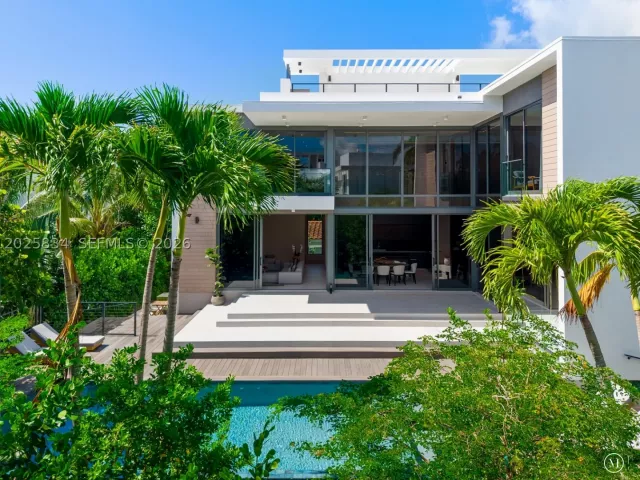 5-bedroom home for sale in Key Biscayne - 571 Glenridge Rd - MondialRealty
