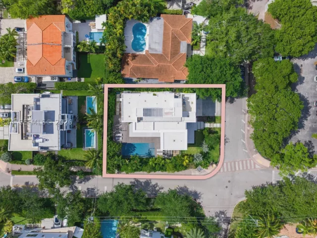 5-bedroom home for sale in Key Biscayne - 571 Glenridge Rd - MondialRealty