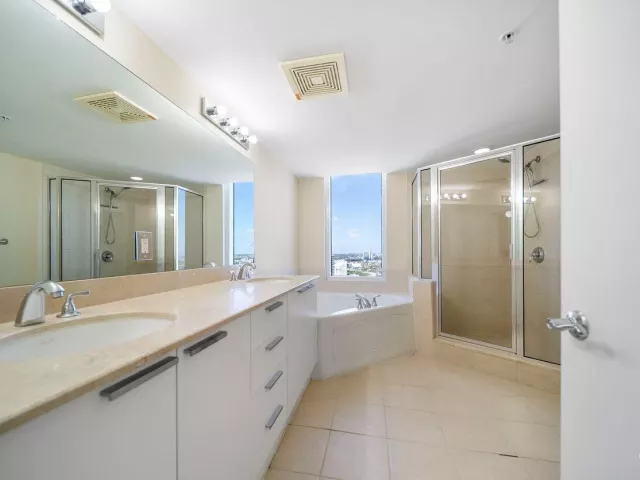 2-bedroom condo for sale in Sunny Isles Beach - 16699 Collins Avenue 3407 - MondialRealty