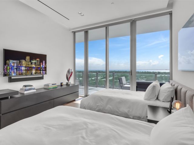 5-bedroom condo for sale in Key Biscayne - 350 Ocean Dr LPH2N - MondialRealty