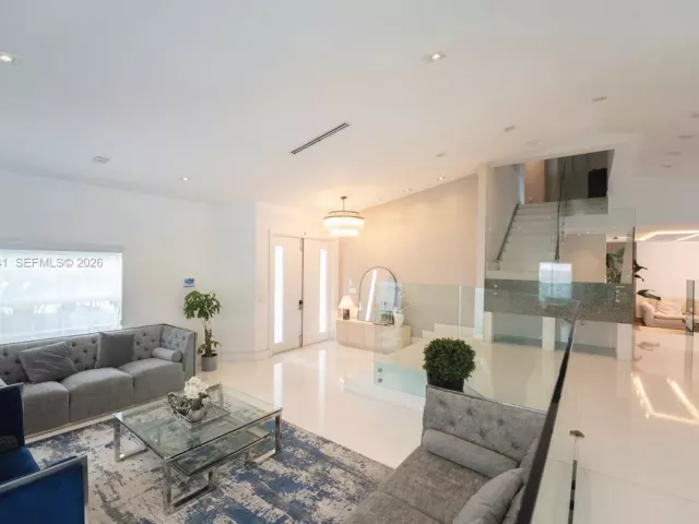 5-bedroom home for sale in Doral -  - MondialRealty