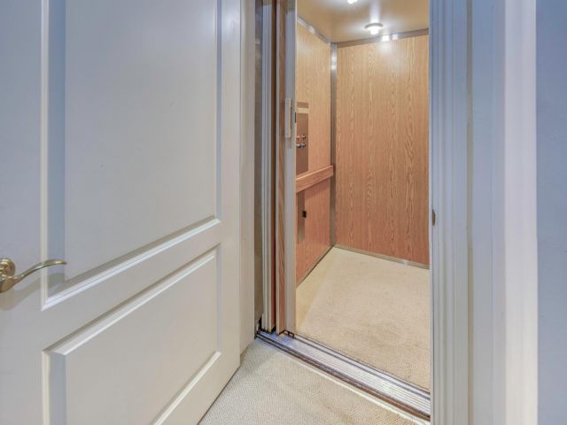 5-bedroom home for sale in Delray Beach - 945 Cypress Drive - MondialRealty
