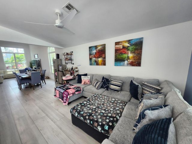3-bedroom home for sale in Pembroke Pines - 1582 NW 135th Avenue - MondialRealty