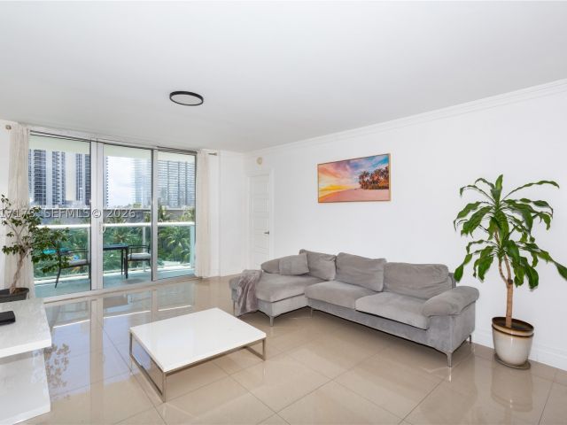 1-bedroom condo for sale in Sunny Isles Beach - 19370 Collins Ave 621 - MondialRealty