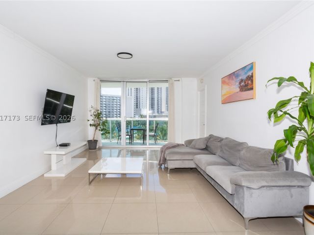 1-bedroom condo for sale in Sunny Isles Beach - 19370 Collins Ave 621 - MondialRealty