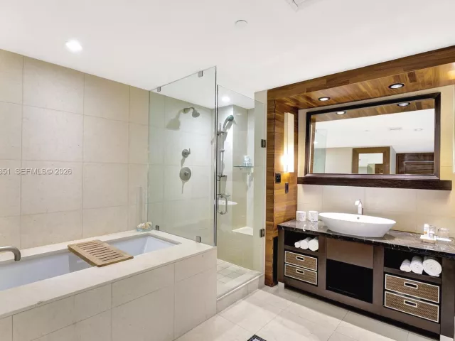 1-bedroom condo for rent in Miami Beach - 6801 Collins Ave 806 - MondialRealty