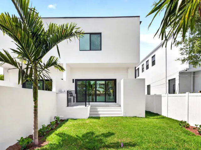 4-bedroom home for sale in Fort Lauderdale - 509 SW 11th Street - MondialRealty