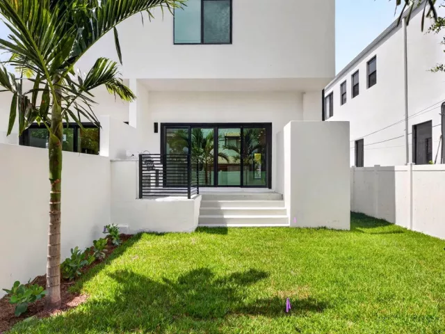 4-bedroom home for sale in Fort Lauderdale - 509 SW 11th Street - MondialRealty
