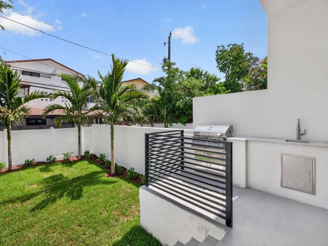 4-bedroom home for sale in Fort Lauderdale - 509 SW 11th Street - MondialRealty
