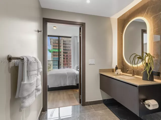 2-bedroom condo for sale in Miami - 20 NE 11th St 2910 - MondialRealty