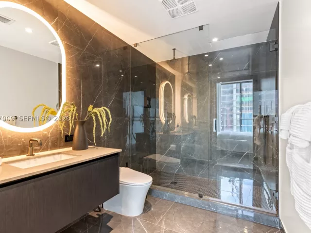 2-bedroom condo for sale in Miami - 20 NE 11th St 2910 - MondialRealty