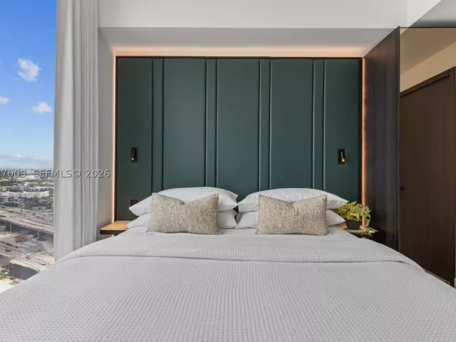 2-bedroom condo for sale in Miami - 20 NE 11th St 2910 - MondialRealty