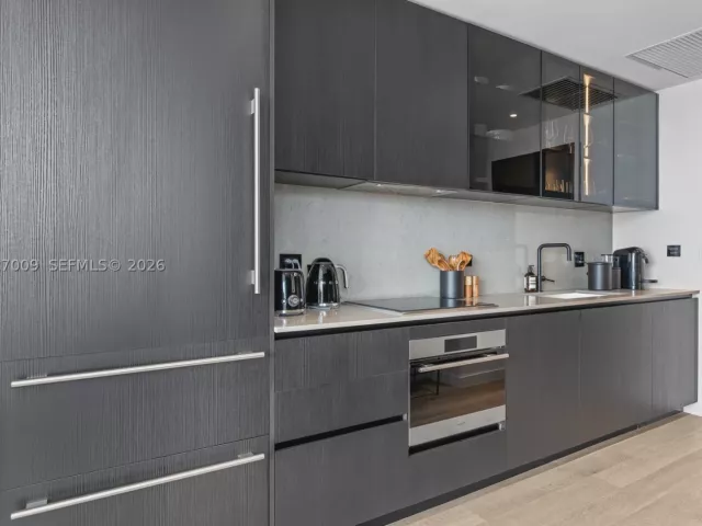 2-bedroom condo for sale in Miami - 20 NE 11th St 2910 - MondialRealty
