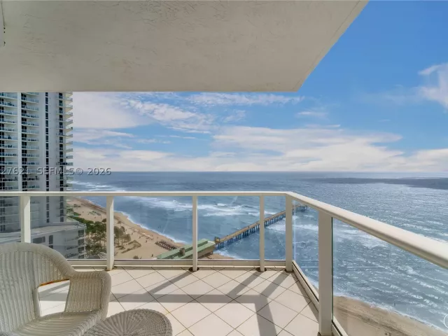 2-bedroom condo for rent in Sunny Isles Beach - 16485 Collins Ave 1836 - MondialRealty