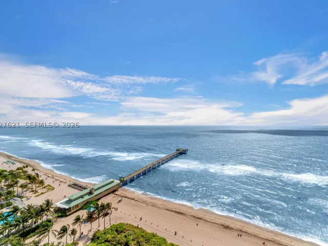 2-bedroom condo for rent in Sunny Isles Beach - 16485 Collins Ave 1836 - MondialRealty
