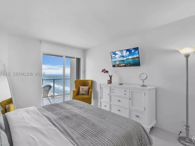 2-bedroom condo for rent in Sunny Isles Beach - 16485 Collins Ave 1836 - MondialRealty