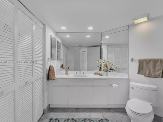 2-bedroom condo for rent in Sunny Isles Beach - 16485 Collins Ave 1836 - MondialRealty