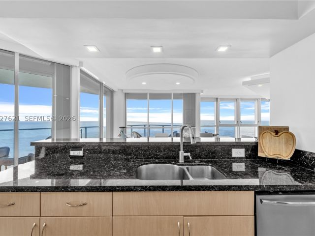 2-bedroom condo for rent in Sunny Isles Beach - 16485 Collins Ave 1836 - MondialRealty