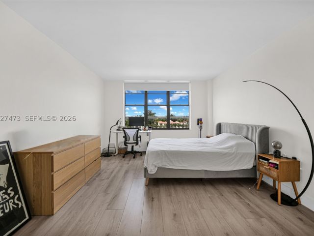 1-bedroom condo for sale in Miami Beach - 5700 Collins Ave 5J - MondialRealty