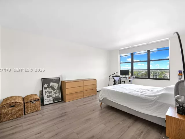 1-bedroom condo for sale in Miami Beach - 5700 Collins Ave 5J - MondialRealty