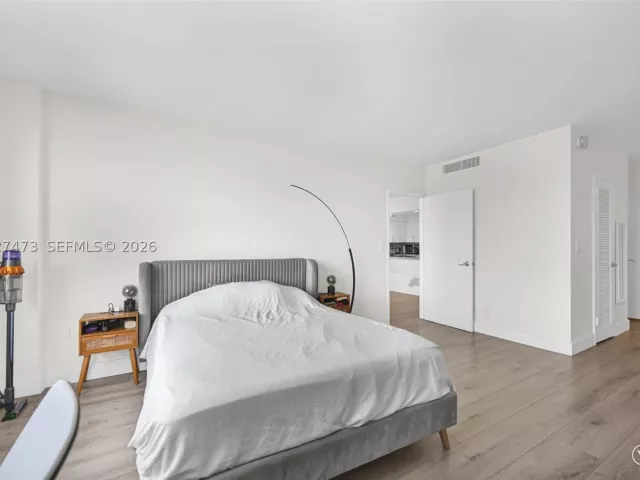 1-bedroom condo for sale in Miami Beach - 5700 Collins Ave 5J - MondialRealty