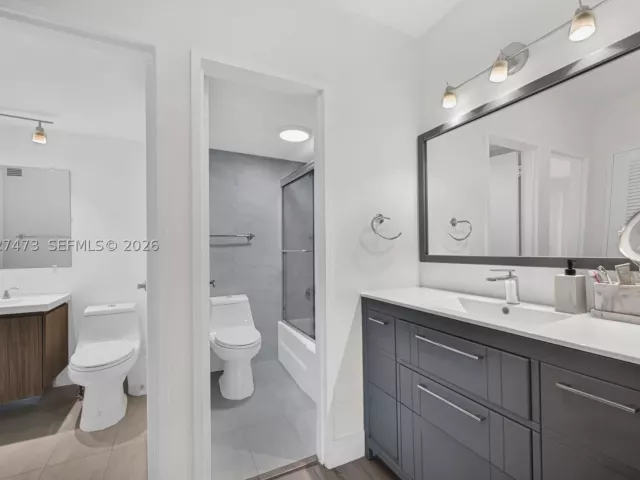 1-bedroom condo for sale in Miami Beach - 5700 Collins Ave 5J - MondialRealty