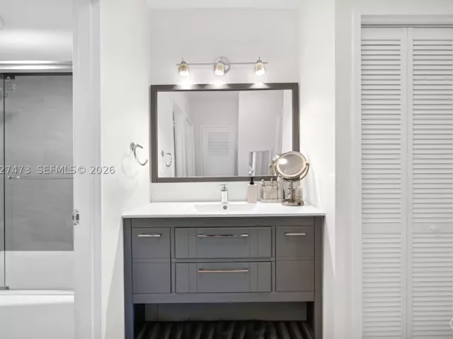 1-bedroom condo for sale in Miami Beach - 5700 Collins Ave 5J - MondialRealty