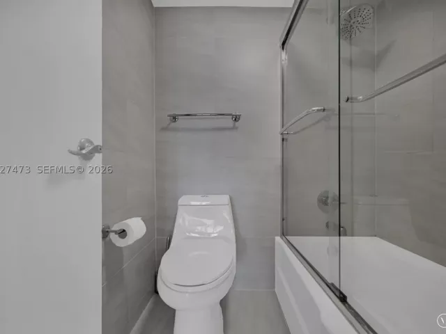 1-bedroom condo for sale in Miami Beach - 5700 Collins Ave 5J - MondialRealty