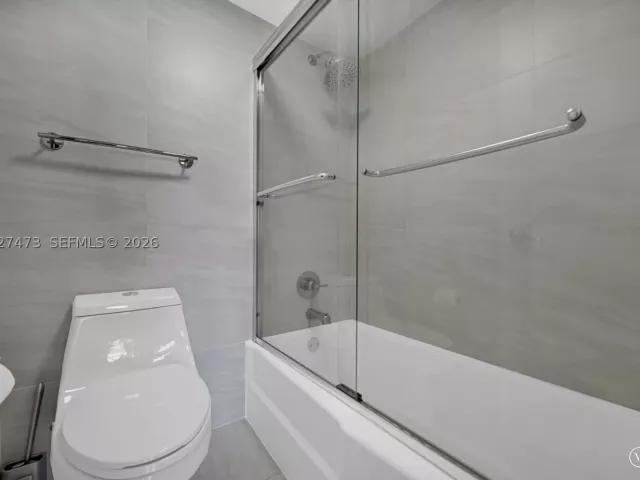 1-bedroom condo for sale in Miami Beach - 5700 Collins Ave 5J - MondialRealty