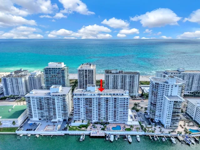 1-bedroom condo for sale in Miami Beach - 5700 Collins Ave 5J - MondialRealty
