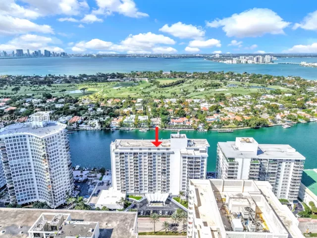 1-bedroom condo for sale in Miami Beach - 5700 Collins Ave 5J - MondialRealty