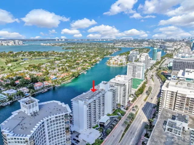 1-bedroom condo for sale in Miami Beach - 5700 Collins Ave 5J - MondialRealty