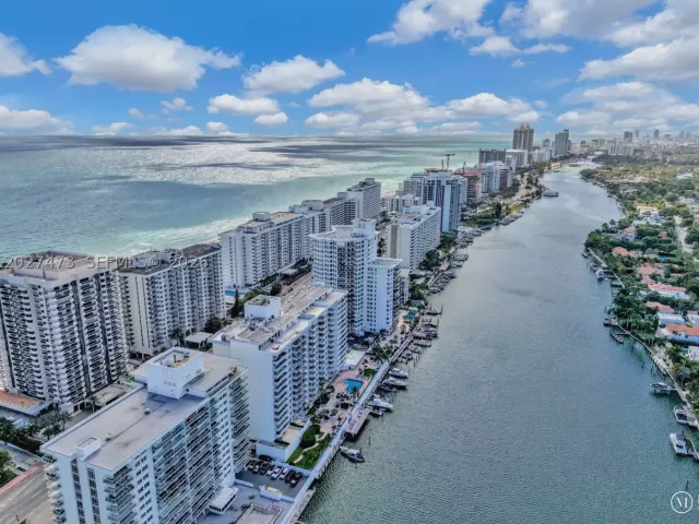 1-bedroom condo for sale in Miami Beach - 5700 Collins Ave 5J - MondialRealty