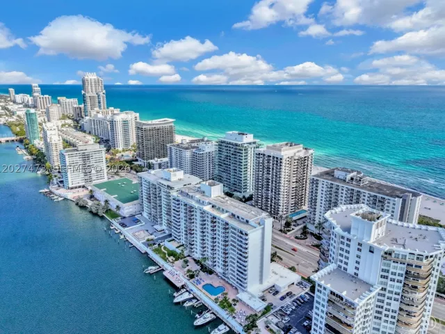 1-bedroom condo for sale in Miami Beach - 5700 Collins Ave 5J - MondialRealty