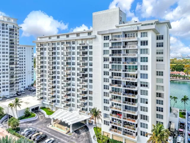 1-bedroom condo for sale in Miami Beach - 5700 Collins Ave 5J - MondialRealty