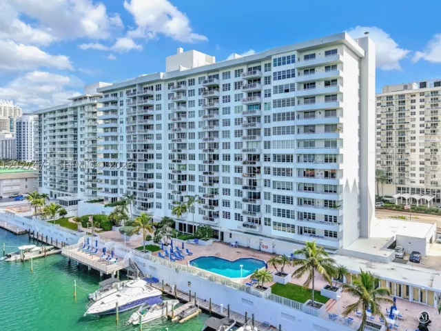 1-bedroom condo for sale in Miami Beach - 5700 Collins Ave 5J - MondialRealty