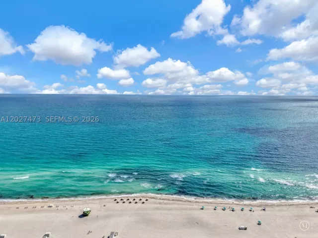 1-bedroom condo for sale in Miami Beach - 5700 Collins Ave 5J - MondialRealty